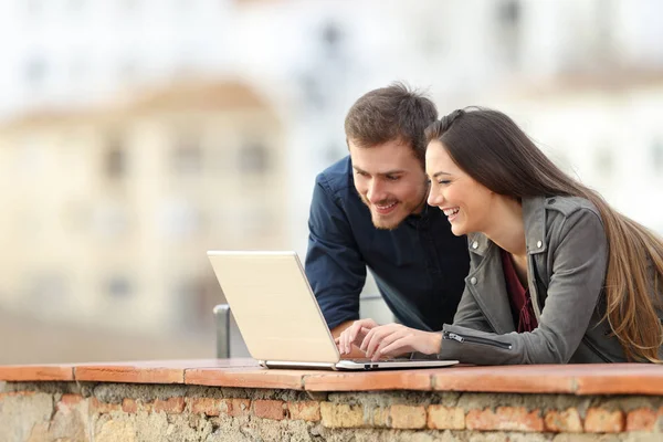 Coppia Felice Che Cerca Contenuti Online Computer Portatile Balcone Vacanza — Foto Stock