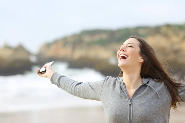 Femeie Entuziasmată Care Ține Telefonul Inteligent Întinzându Brațele Plajă — Fotografie, imagine de stoc