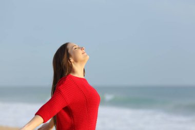 Yan görünümü sahilde temiz hava nefes kırmızı bir Bayan portresi