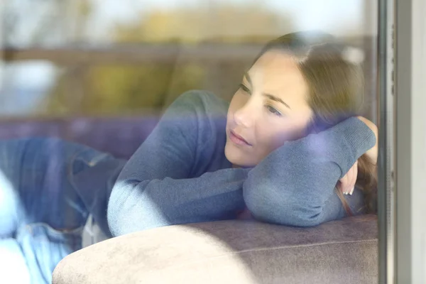 Mulher Triste Olhando Através Uma Janela Deitada Sofá Interior Casa — Fotografia de Stock