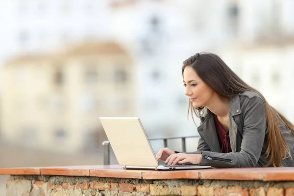 Mujer Relajada Escribiendo Ordenador Portátil Balcón Vacaciones Una Ciudad — Foto de Stock