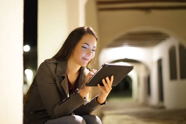 Rahatlamış Bir Kadın Internette Tablet Kullanıyor Geceleri Sokakta Oturuyor — Stok fotoğraf