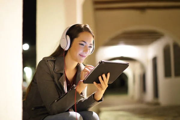 Mujer Relajada Con Auriculares Viendo Los Medios Una Tableta Noche — Foto de Stock