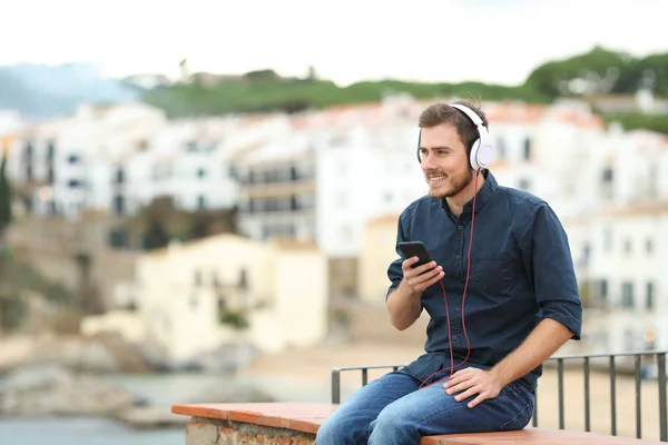 Gelukkige Man Ontspannen Luisteren Naar Muziek Van Smart Phone Zittend — Stockfoto