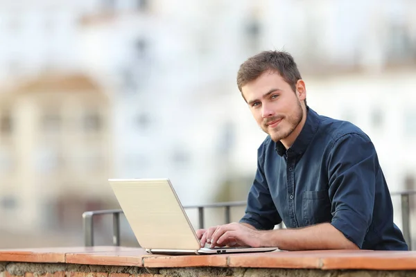 Homem Confiante Usando Laptop Olhando Para Câmera Uma Varanda Uma — Fotografia de Stock