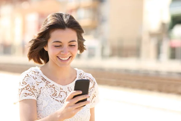 Mutlu Kadın Sokakta Akıllı Telefon Içeriğini Kontrol Ediyor — Stok fotoğraf