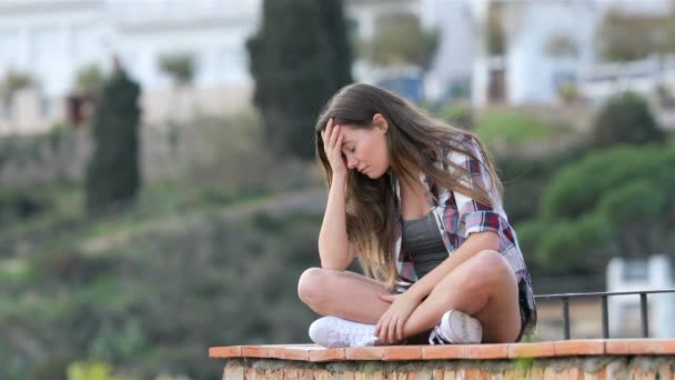 Triste Adolescente Reclamando Sentado Uma Borda Uma Cidade Férias — Vídeo de Stock