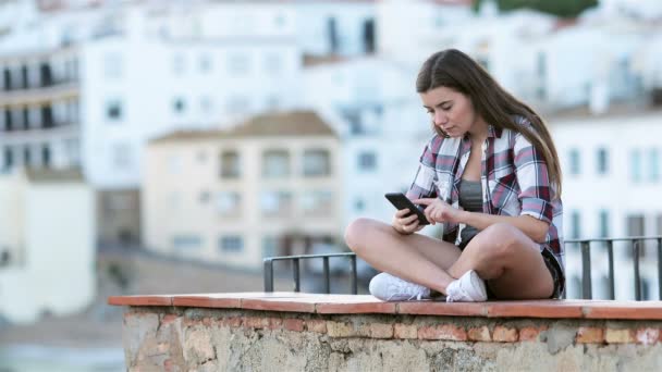 Triste Adolescente Llorando Después Leer Texto Teléfono Inteligente Sentado Una — Vídeos de Stock