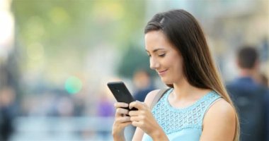 Akıllı telefon ayakta dışında sokakta üzerinde mutlu Bayan manifatura