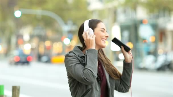 Menina Engraçada Ouvir Música Telefone Inteligente Cantando Dançando Rua Movimento — Vídeo de Stock