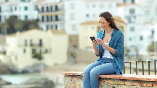 Portréja Egy Boldog Párkányon Egy Part Város Szúró Telefon Tartalmának — Stock videók