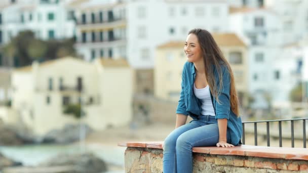 Femme Heureuse Contemplant Océan Une Corniche Dans Une Ville Côtière — Video