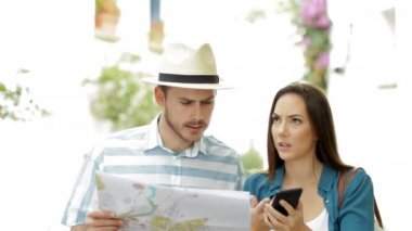 Şaşkın turist konum karşılaştırma arama telefon ve tatile göster