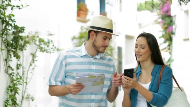 Coppia Turisti Prenotare Hotel Online Smart Phone Trovare Migliore Offerta — Video Stock