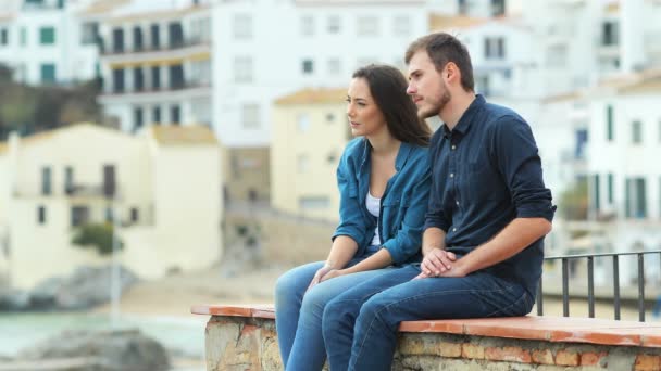 Pareja Seria Amigos Hablando Mirando Hacia Otro Lado Sititng Una — Vídeos de Stock