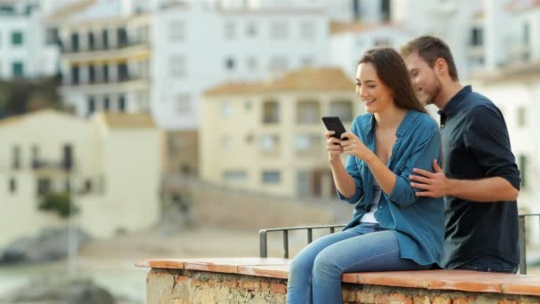 Glückliche Frau Mit Smartphone Bis Ihre Freunde Kommen Und Sie — Stockvideo