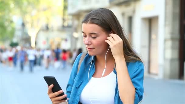 Ragazza Felice Avere Una Videochiamata Con Smartphone Auricolari Strada — Video Stock