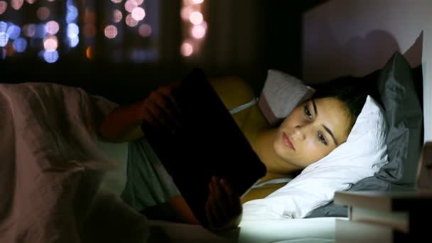 Felice Teen Browsing Guardare Media Tablet Sdraiato Nel Letto Notte — Video Stock