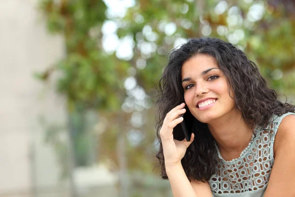 Portrait Une Femme Heureuse Appelant Avec Smartphone Regardant Caméra — Photo