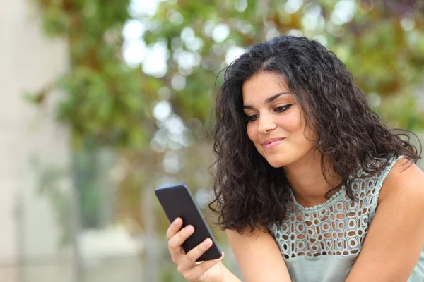 Menina Sorridente Assistindo Conteúdo Telefone Inteligente Parque Com Fundo Verde — Fotografia de Stock