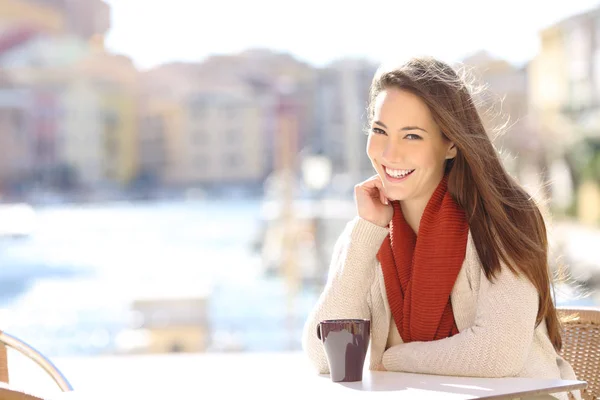 Szczęśliwa Kobieta Patrząc Kamery Siedząc Kawiarni Portu Miasta Wybrzeża — Zdjęcie stockowe