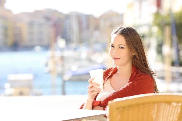 Confident Woman Vacation Posing Looking Camera Bar Vacation — Stock Photo, Image