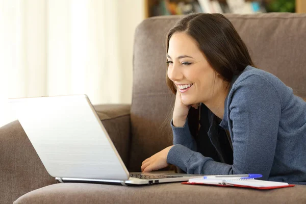 Gelukkige Vrouw Kijken Naar Online Video Een Laptop Liggend Een — Stockfoto