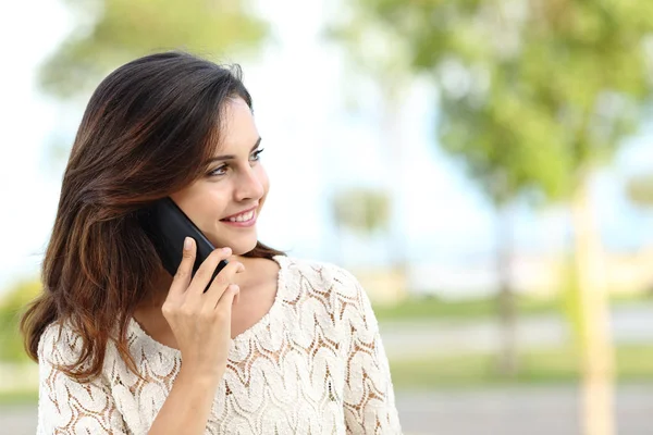 Портрет Счастливой Женщины Разговаривающей Телефону Смотрящей Парк — стоковое фото