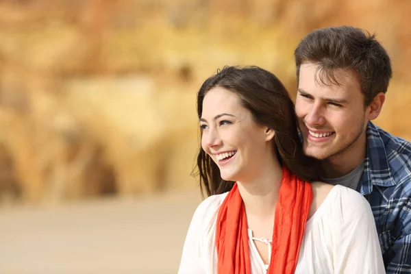 Feliz Pareja Citas Mirando Lado Aire Libre Con Espacio Copia —  Fotos de Stock