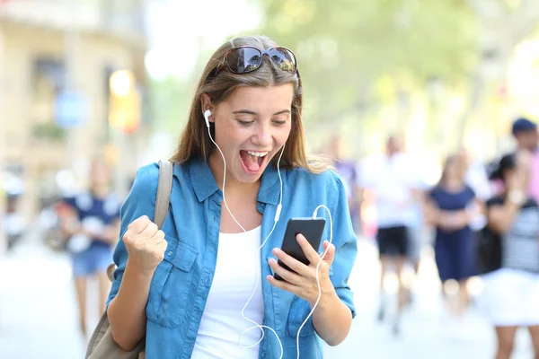 Chica Emocionada Escuchando Música Línea Aire Libre Calle —  Fotos de Stock