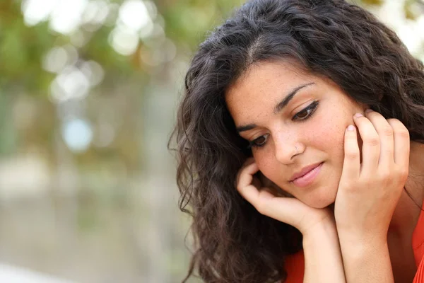 Pensosa Donna Malinconica Che Guarda Giù Seduta Sola Parco — Foto Stock