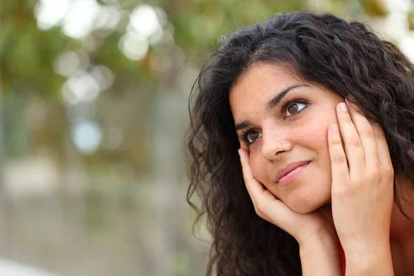 Retrato Uma Mulher Sonhando Olhando Para Longe Parque — Fotografia de Stock