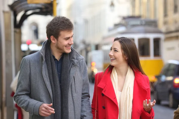 Retrato Una Pareja Feliz Hablando Calle Caminando Juntos —  Fotos de Stock