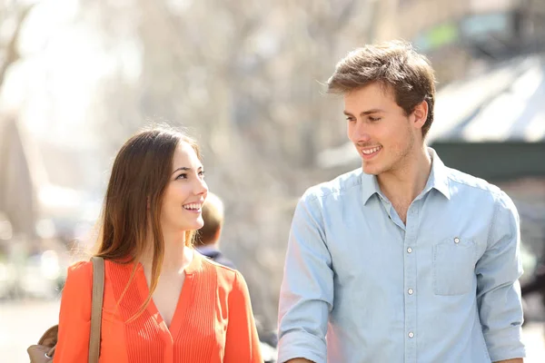 Vista Frontal Una Feliz Pareja Caminando Hacia Cámara Hablando Calle —  Fotos de Stock