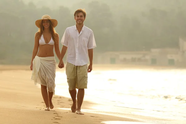 Retrato Una Pareja Feliz Caminando Hacia Cámara Playa Atardecer —  Fotos de Stock