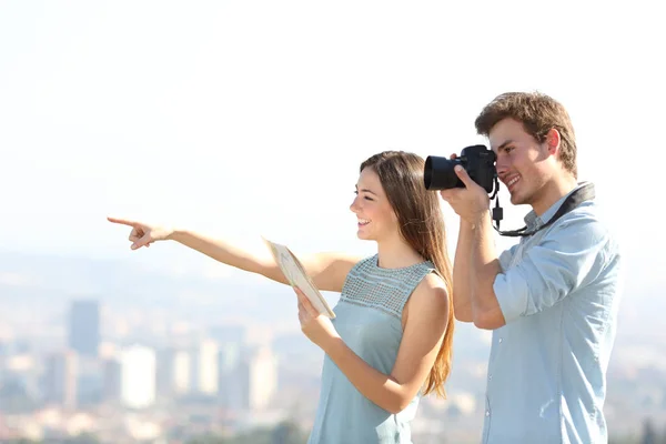 Side View Portrait Couple Happy Tourists Taking Photos City Outskirts — Stock Photo, Image