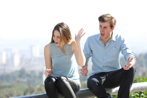 Angry Couple Arguing Shouting Each Other City Outskirts — Stock Photo, Image