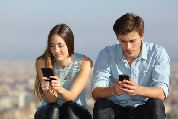 Couple Addicted Smart Phones Ignoring Each Other City Outskirts — Stock Photo, Image