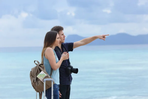 Vista Laterale Ritratto Due Turisti Frustrati Che Puntano Orizzonte Una — Foto Stock