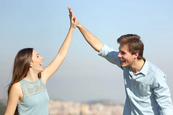 Gelukkige Paar Vieren Van Succes Geven Vijf Buitenshuis Een Zonnige — Stockfoto