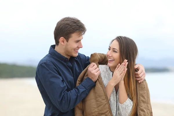 Caballero Cubriendo Novia Con Una Chaqueta Frío Día Invierno Playa — Foto de Stock