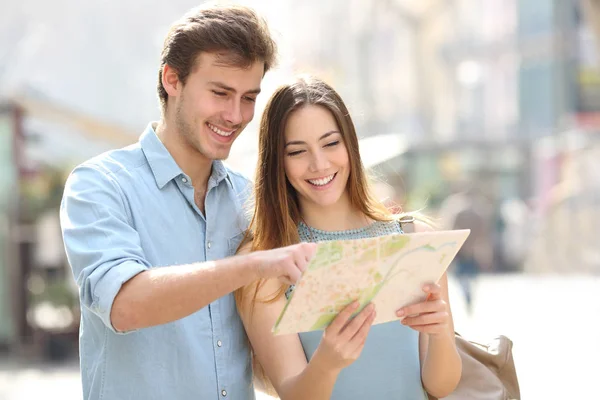 Pareja Feliz Revisando Mapa Papel Vacaciones Pie Una Gran Calle — Foto de Stock