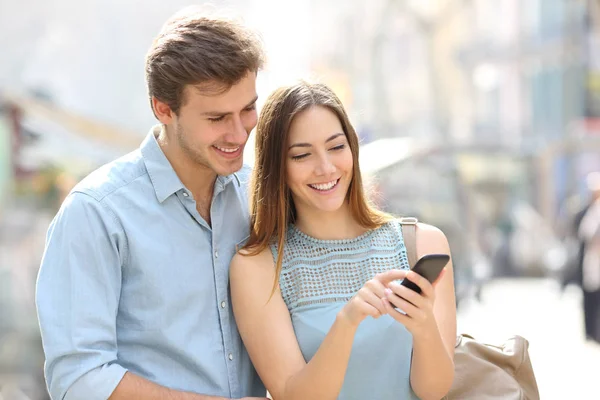 Casal Feliz Andando Rua Verificando Conteúdo Telefone Inteligente — Fotografia de Stock