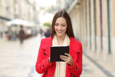 Sokakta yürürken tablet içerik denetimi bir mutlu t. portresi önden görünüm
