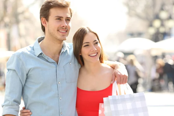 Vue Face Portrait Couple Heureux Acheteurs Marchant Dans Rue — Photo