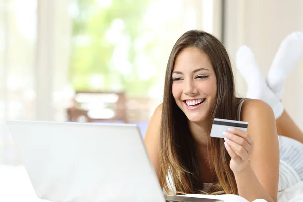 Happy Gość Hotelowy Płacąc Online Karty Kredytowej Laptopa Łóżku — Zdjęcie stockowe