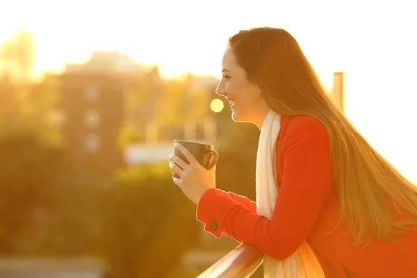 Gelukkige Vrouw Ontspannen Een Balkon Uitkijken Weg Drinken Koffie Winter — Stockfoto