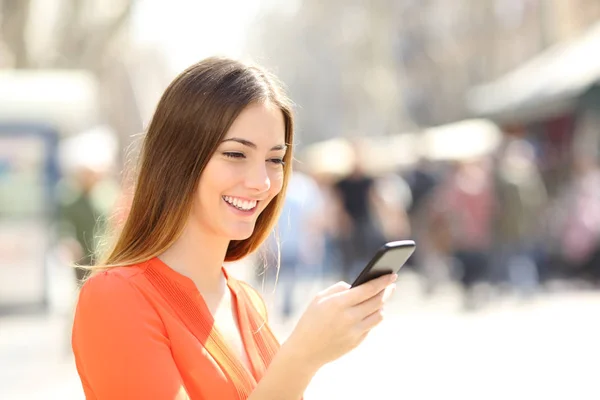 Gelukkig Vrouw Lopen Straat Het Controleren Van Smart Phone Content — Stockfoto