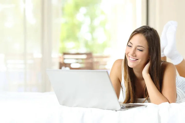 Glückliche Frau Die Hause Oder Der Wohnung Mit Dem Laptop — Stockfoto