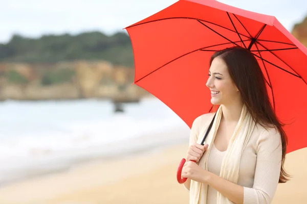 Szczęśliwa Kobieta Patrząc Hotelu Trzymając Czerwony Parasol Świeżym Powietrzu Plaży — Zdjęcie stockowe